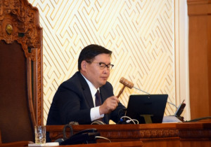  Эсэргүүцсэн ч эцэст нь дэмжсэн улс төрийн намын өөрчлөлт