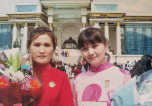 Э.Алтанцэцэг: 33-тайдаа эмээ болж, ОХИНТОЙГОО НЭГ ӨДӨР одон зүүлээ
