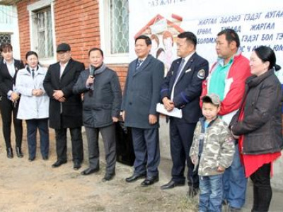 Зорилтод бүлгийн өрхөд иж бүрэн тавилгатай гэр бэлэглэлээ