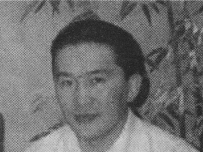 Х.Баттулга сонины бирж дээр сонин тарааж явжээ
