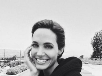 Анжелина Жоли үзэсгэлэнтэй зургаараа сэтгүүлийн нүүрийг чимнэ