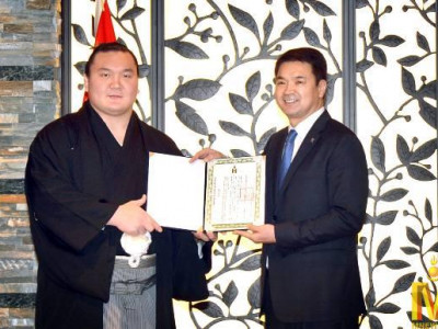 Хакухо М.Даваажаргалыг “Монгол Улсын соёлын элч”-ээр өргөмжилж, дипломат паспорт гардууллаа