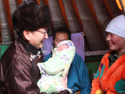 Я.Содбаатар гишүүн Э.Ханджамц охинд гарын бэлгээ өглөө