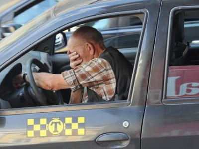 Жолоо барьж байхдаа тамхи татахыг хориглож магадгүй