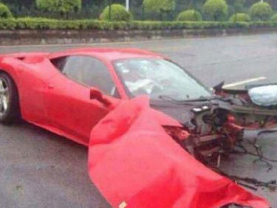 Ferrari машины ослоос жолооч нь амьд гарчээ