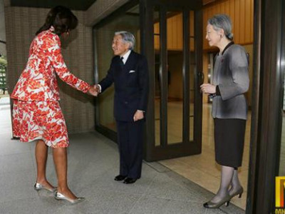 Мишель Обама Японы эзэн хааны хатуу чанд дэг журмыг зөрчив