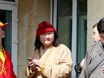 С.Жавхлан Төрийн ордны гадаа “гацав”