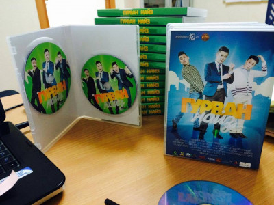 Гурван найз: Яасан байх нь уу өнөөдөр нээлттэй өдөрлөг хийх нь