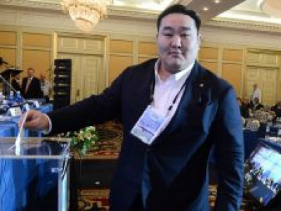 Асашёорюү VIP суудалд, гурван тамирчин нь саатуулах өрөөнд..