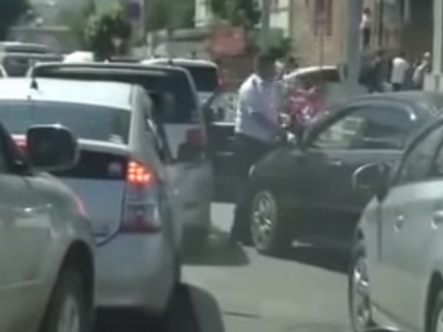 Зодуулсан эмэгтэй цагдаагийн машиныг өшиглөөд зугтжээ