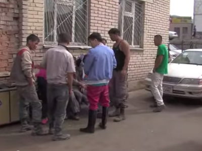 Хойд Солонгосын ажилчид Монгол залуучуудыг зоджээ