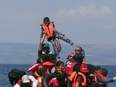 Дүрвэгсдийг тээвэрлэж явсан завь хөмөрчээ