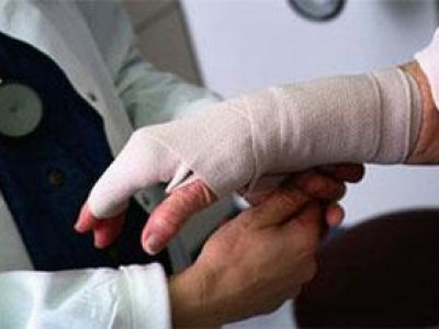 Байгууллагын үүдэнд хальтирч унасан бол гомдлоо гаргаарай