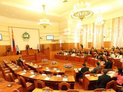 УИХ-ын дарга хууль зөрчиж, асуудлыг хүч түрч байна гэв