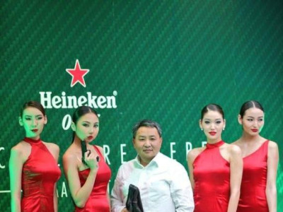 Төрийн сайд халуухан бүсгүйчүүдтэй хамт пивоны сурталчилгаанд 