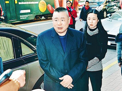 Долоон настай охиндоо 45 сая еврогийн алмаз бэлэглэжээ