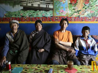 Ах дүү гурав дундаа ганц эхнэртэй (18+)