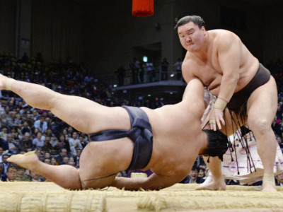 Хакухо тэргүүлж, Харумафүжи нэг унаатайгаар удаалж байна