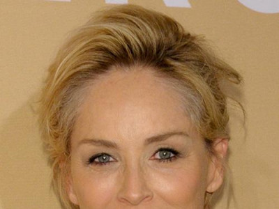 Шэрон Стоун огцом турж, үс нь илт бууралтжээ