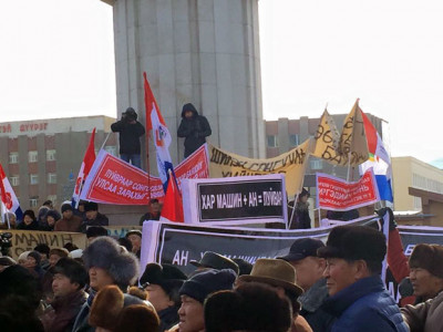 Хар машиныг шатааж, хурлаа таслан жагсч байна