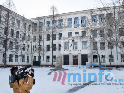 14 дүгээр дунд сургуулийн багш, сурагчид жагслаа