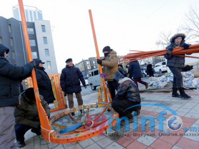 Гэр барьж улс төрийн суултаа үргэлжлүүллээ