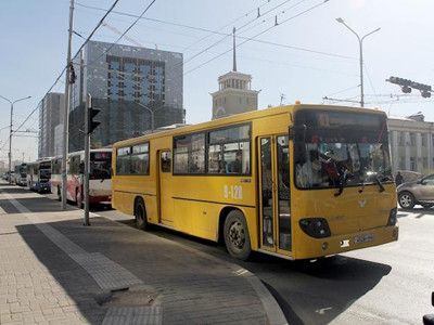 Автобусны буудлаас хууль бусаар зорчигч тээвэрлэж байгаа автомашинуудын зөрчлийг баримтжуулна