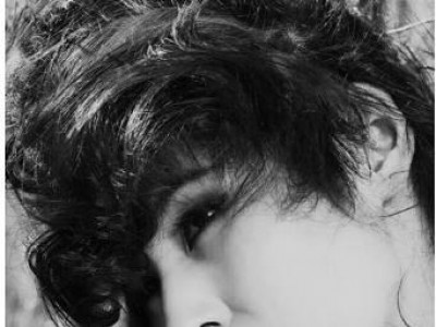 Уран зураг мэт харагддаг О.Уянгын хагас нүцгэн с