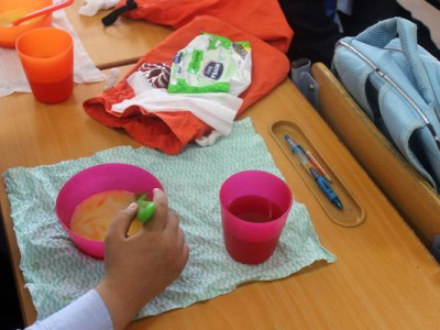 Шавийнхаа гар дээр халуун будаа тавьж шийтгэжээ