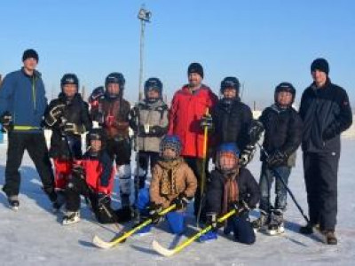 Америк эр монгол хүүхдүүдийг дасгалжуулж байна