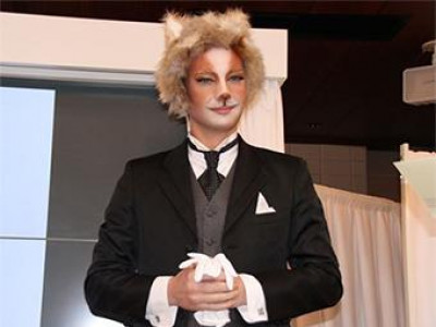 Хүн-муурыг ажилд урив