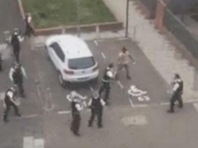 11 цагдаа ганцхан дүрвэгчээс айж зугтаав (video)