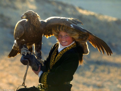 Айшол Пан охины кинонд Сиа дуулж, Холливудын од дэлхийд түгээхээр болжээ