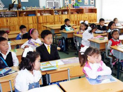 Бага ангийнханд зурагтаар хичээл заана