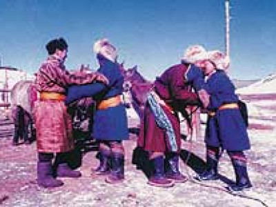 Цагаан сараар бага насны хүүхдийг тэвэрч үнсэхгүй байхыг зөвлөлөө