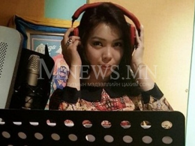 Хөтлөгч бүсгүй нөхрөө дагаад 