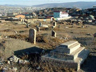 Гадны компаниуд алтны сургаар оршуулгын газрыг хүртэл ухах нь