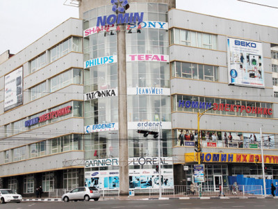 “Номин” их дэлгүүрийн баруун өнцгийг жолооч мөргөжээ