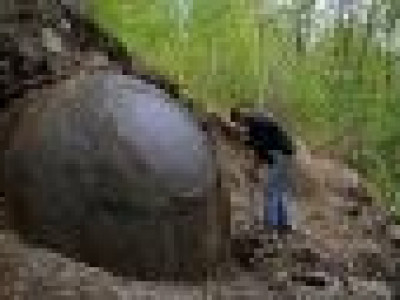 Босниин архелогич маш эртний чулуун бөмбөлөг олжээ