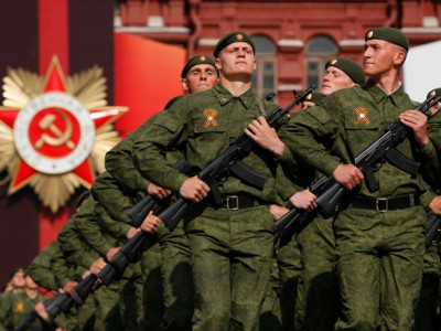 Ялалтын баяраар агаарт 100 гаруй онгоц 