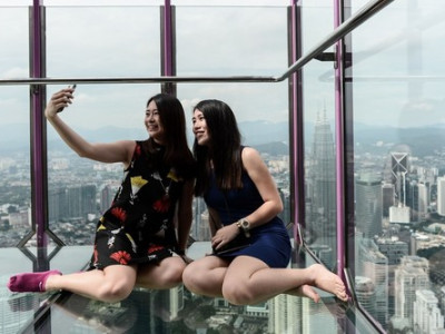 300 метрийн өндөр дэх “шилэн хайрцаг” нээлтээ хийлээ