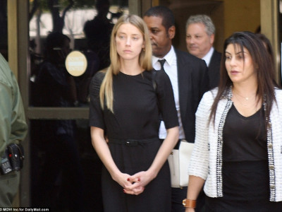  Жонни Депп эхнэртээ гар хүрчээ