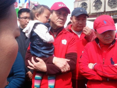 Иргэд зовлонгоо МАХН-д тоочиж байна