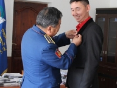 Хошин шогийн жүжигчин бие давхар бүсгүйчүүлийг аварчээ