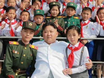 Ким Жон Ун кимчиний үйлдвэр нээлээ