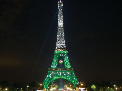 Эйффелийн цамхаг олон өнгөөр гэрэлтэх нь