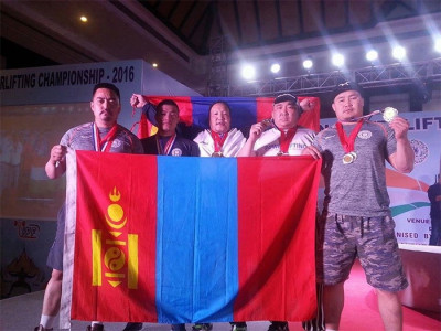 Пауэрлифтингийн тамирчид медалийн иж бүрдэлтэй ирлээ