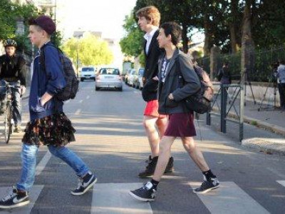 Британийн 80 сургуульд хөвгүүдийг банзал өмсөхийг зөвшөөрчээ