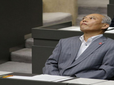 Урлагийн бүтээлээс үүдэж албан тушаалаасаа огцров