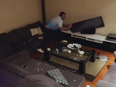 Хөлбөмбөгийн тэмцээн үзэж чадаагүй фанат гэрээ ийм болгожээ